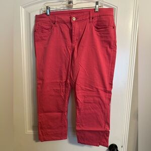 Cute!!! Kut from the Kloth cropped light weight denim pants. 22” inch inseam.